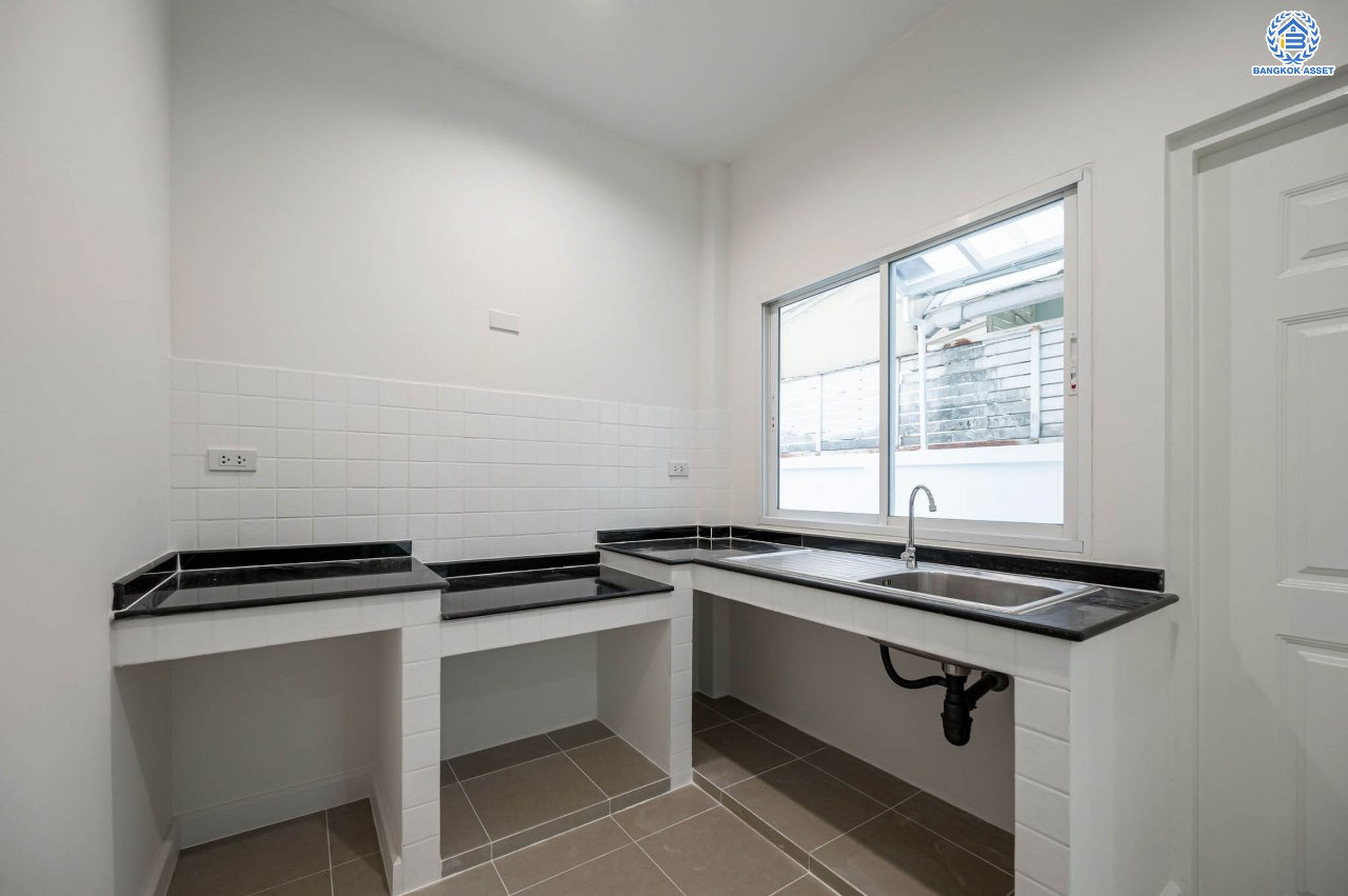 บ้านมือสองตกแต่งใหม่ โครงการ บางกอก บูเลอวาร์ด รามอินทรา แบรนด์ SC Asset เนื้อที่ 58.6 ตร.ว. ฟังก์ชัน 3 ห้องนอน 3 ห้องน้ำ ที่จอดรถ 2 คัน บนทำเลแห่งการเดินทาง เชื่อมต่อถนนรามอินทรา, ถนนรัชดา-รามอินทรา ใกล้จุดขึ้น "ทางด่วนรามอินทรา"  รถไฟฟ้าสายสีชมพู "สถานีวงแหวนรามอินทรา" และ ใกล้ห้างแฟชั่น ไอส์แลนด์